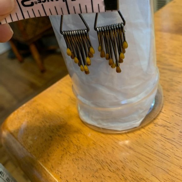 Black Metal Triangular earrings with beads - Picture 4 of 6